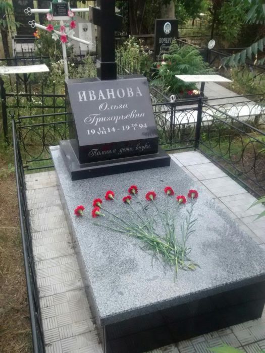 Уборка могил, покраска оград, возложение цветов. Таировское, западное