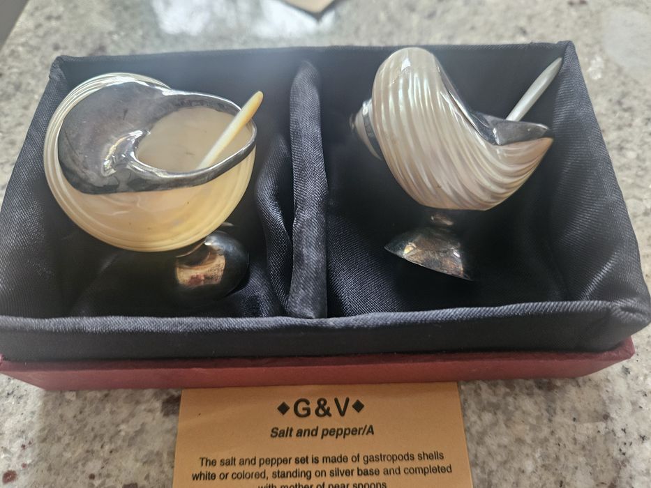 Zestaw sól i pieprz na srebnej stupce