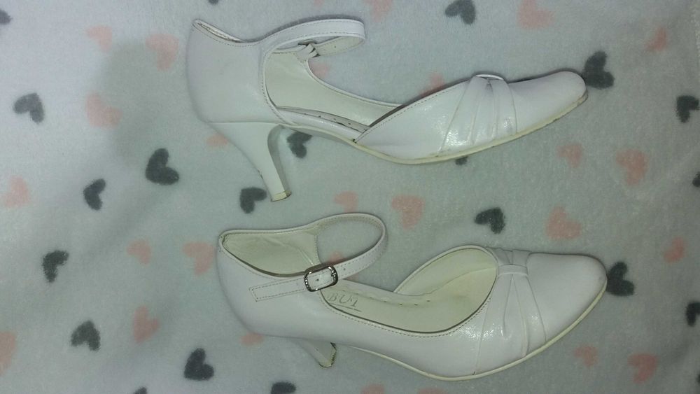 Buty  białe bardzo wygodne ze skóry