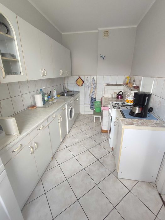 Duży dom z lat 70 tych, oddalony od głównej drogi, do zamieszkania.