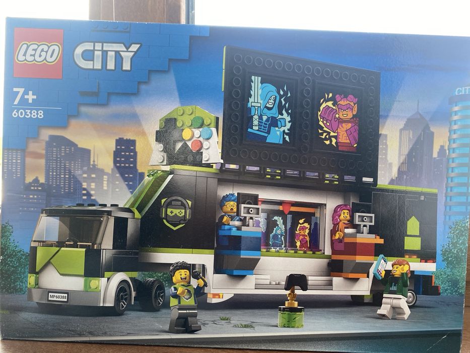 LEGO City "Вантажівка для ігрового турне" (60388).