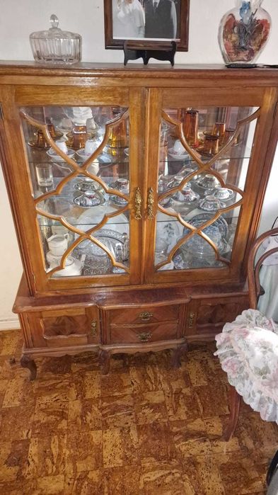 Cristaleira antiga em madeira com portas de vidro e gavetas