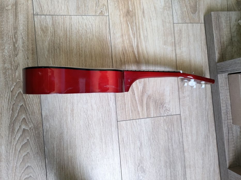 Ukulele czerwone