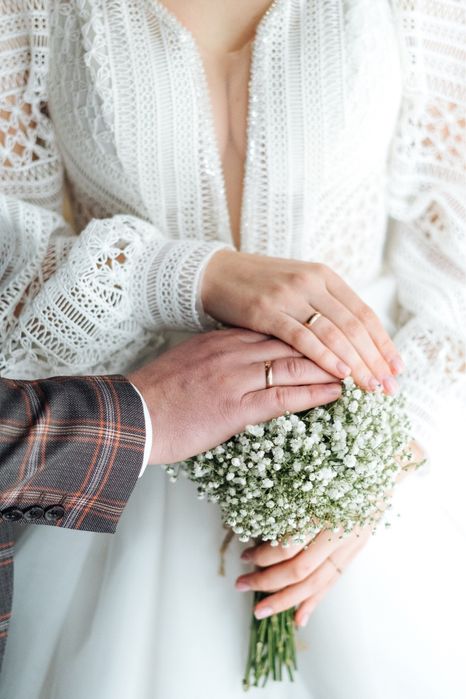 Весільна сучасна сукня