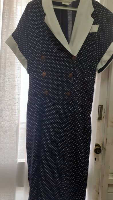 Vestido curto  abaixo  do joelho  azul escuro  com bolas brancas  com