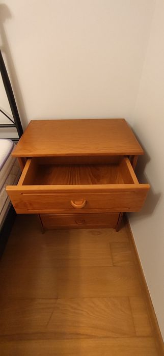 Cama casal + estrado + colchão + 2 mesas de cabeceira