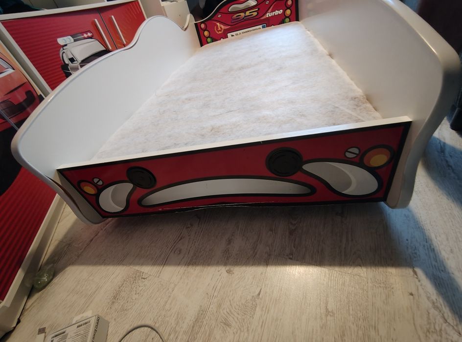 Łóżko samochód z materacem