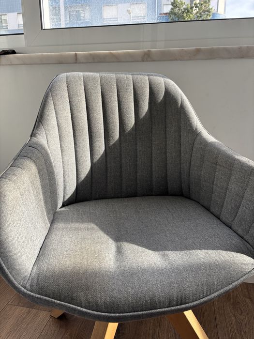 Cadeira cinza confortavel