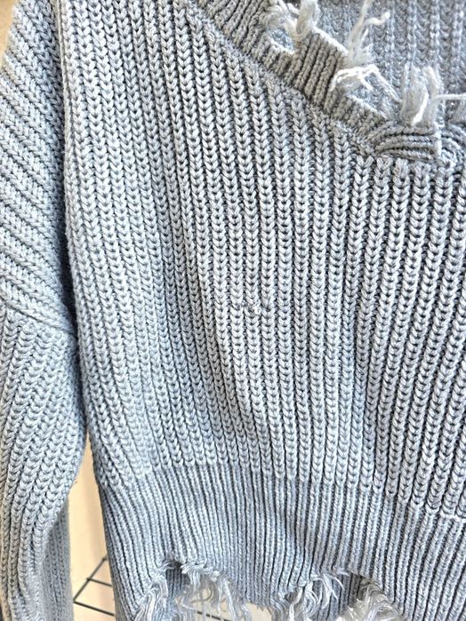 Sweter z przetarciami dziurkami postrzępionym dołem frędzle gładki