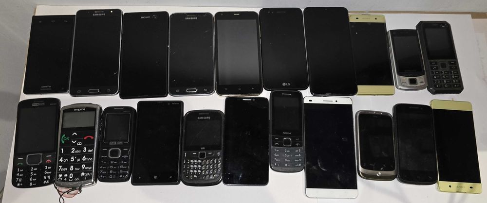 zestaw 21 sztuk uszkodzonych telefonów