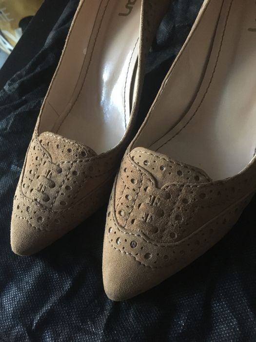 Sapatos altos em camurça