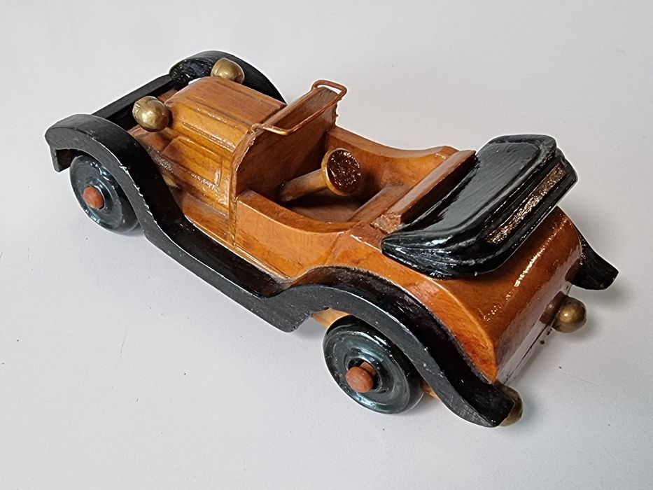 Carro de madeira antigo descapotável