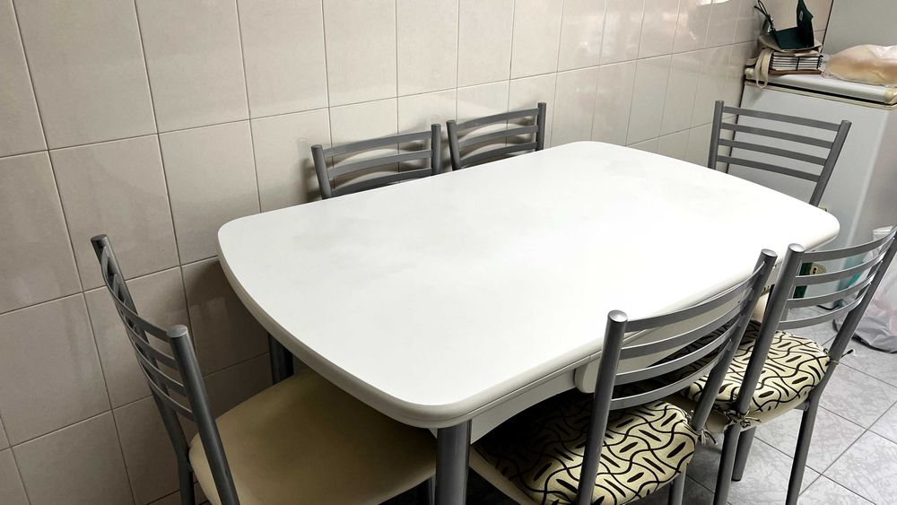 Mesa de cozinha com cadeiras