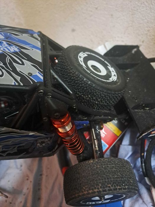 Carro telecomandado a bateria para competir