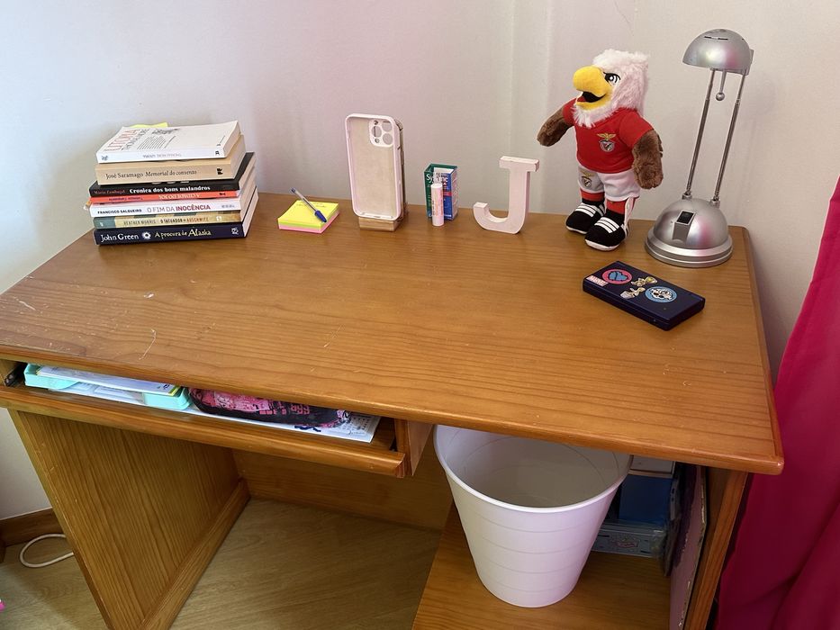 cama e mesa de cabeceira