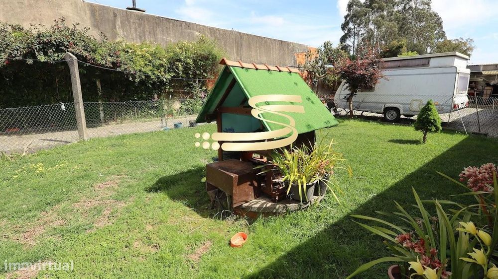 Moradia com anexos, garagem e excelente área de terreno