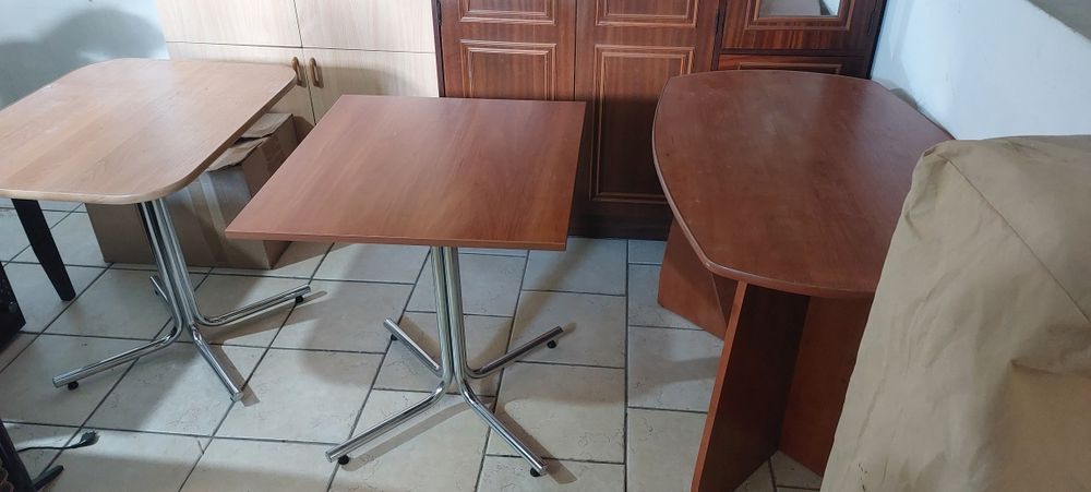 Różne stoliki, kolory i rozmiary.