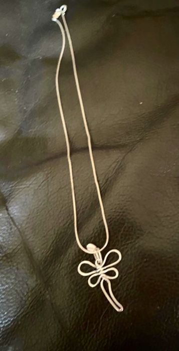 Fio com pendente libélula