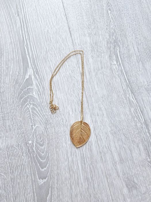 Nowy złoty wisiorek liść