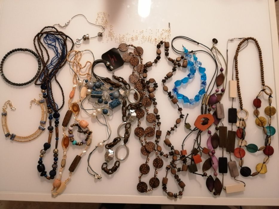 Colares, pulseiras, brincos e anéis