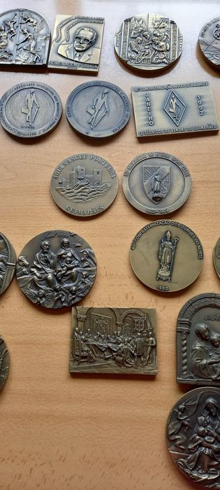 30 medalhas comemorativas