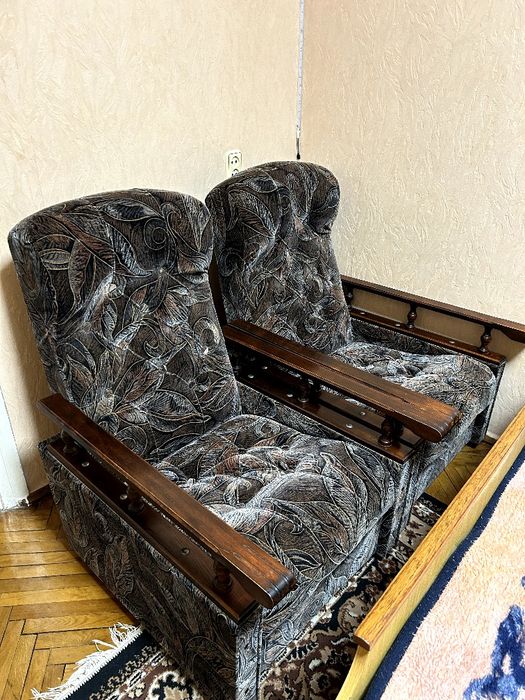 2 м'які крісла бу з дерев'яними підлокітниками