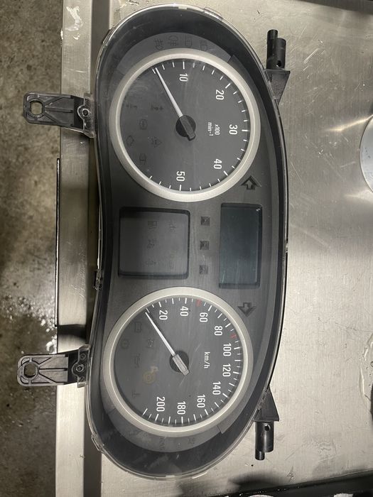 Licznik zegar Renault Trafic Opel Vivaro lift 11-14 R Primastar części