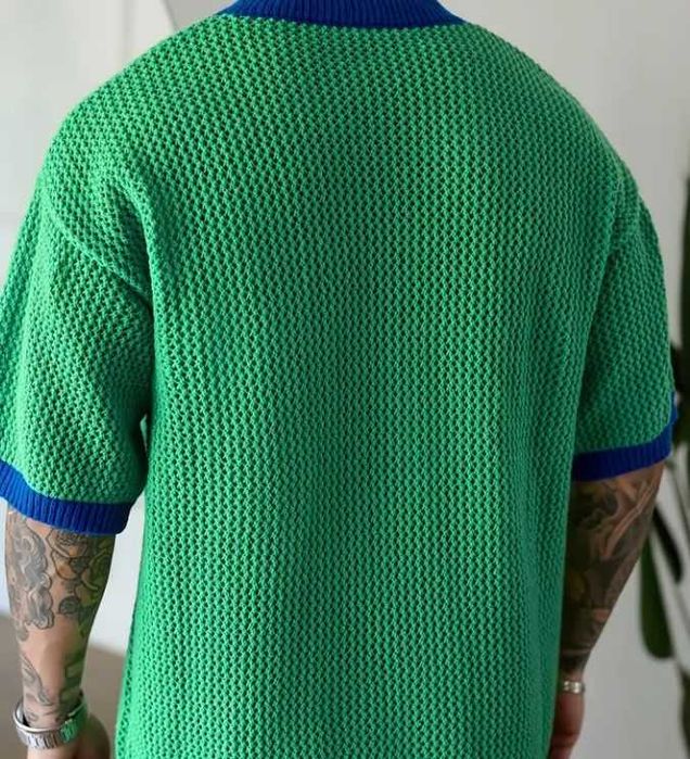 Camiseta masculina canelada com decote em V ,