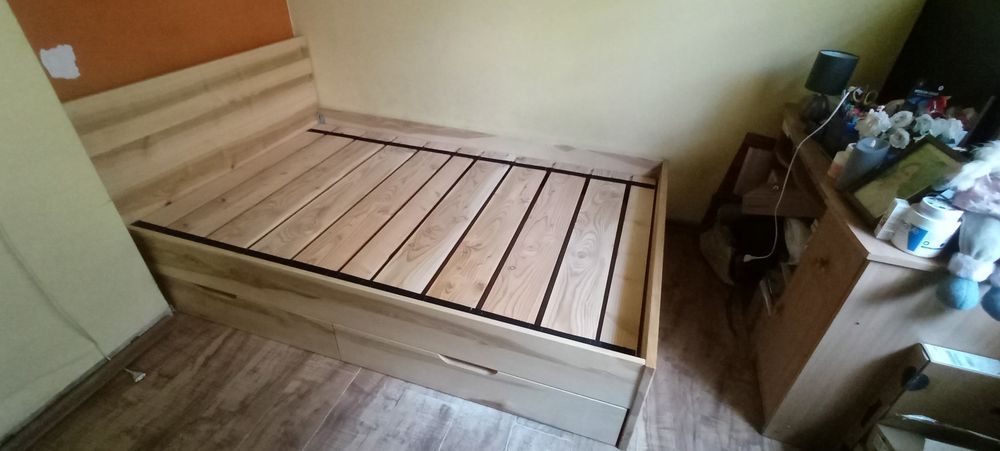 Łóżka, stoły, meble z twardego drewna