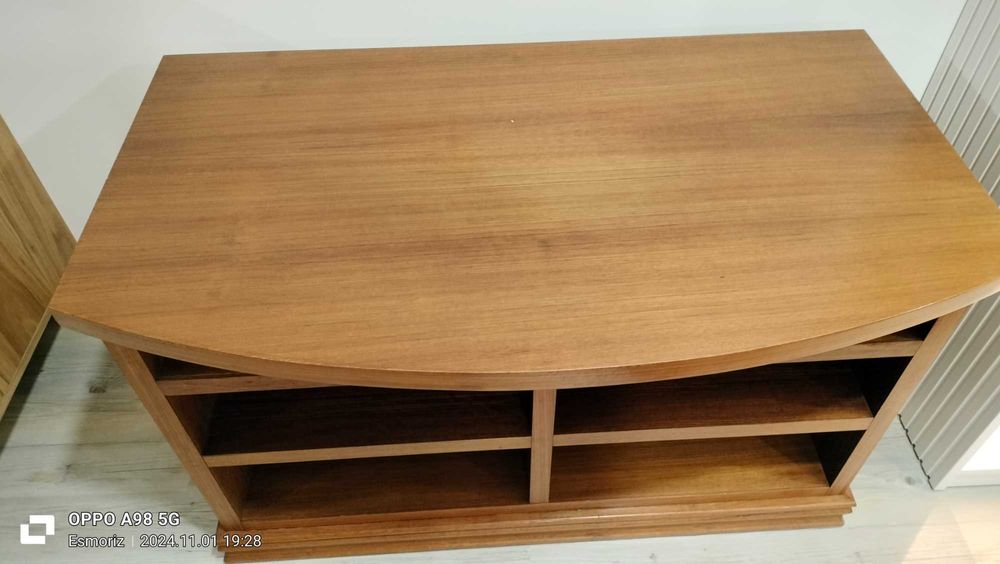 Mesa TV em madeira de Mutene