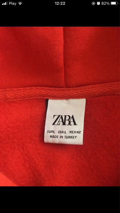 Czerwona bluza z kapturem