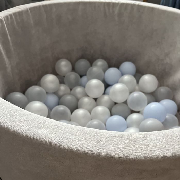 Сухий басейн з кульками