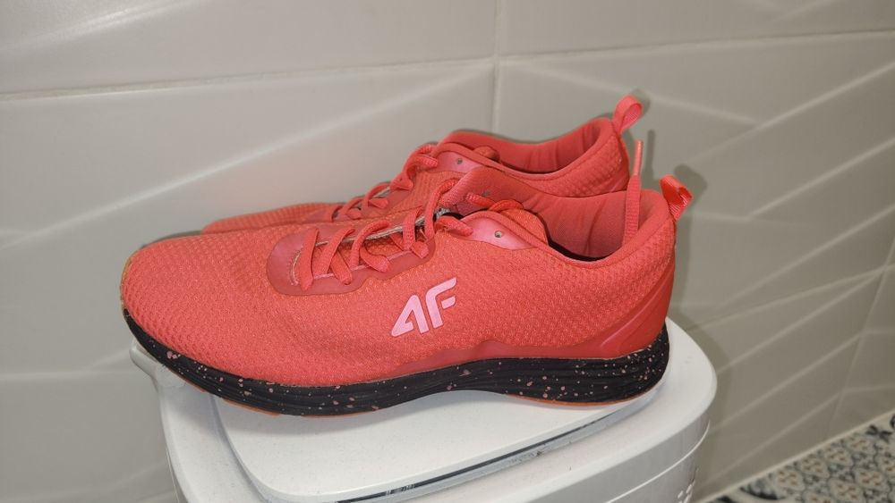 Buty 4F r. 37 * 24 cm sportowe koralowe