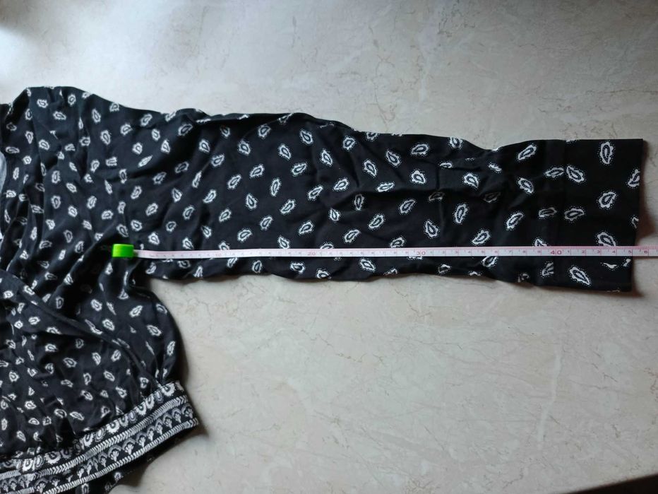 Bluzka dekolt kopertowy.