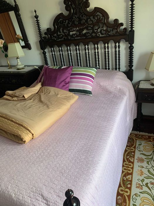 Estrutura de Cama em madeira escura