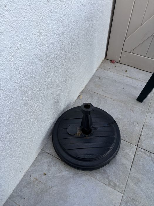Mesa de jardim com 4 cafeitas e suporte de guarda sol