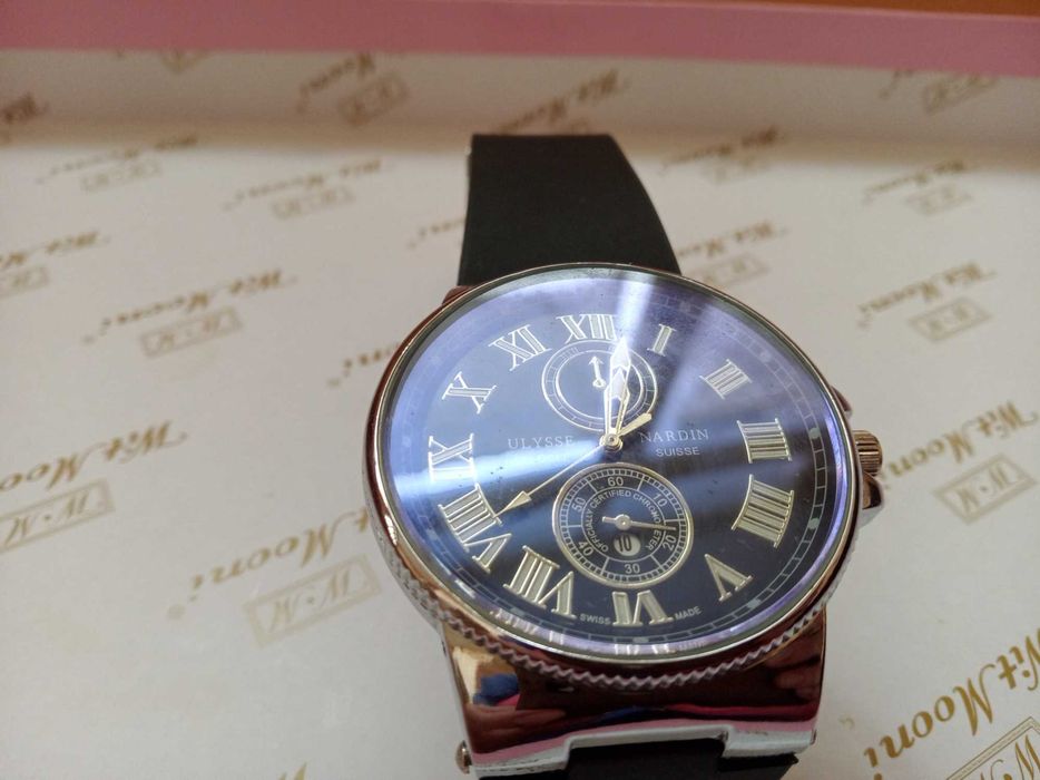 Чорний чоловічий годинник