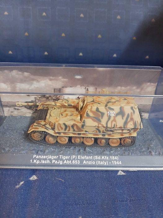 Viaturas Militares blindadas e máquina fotográfica