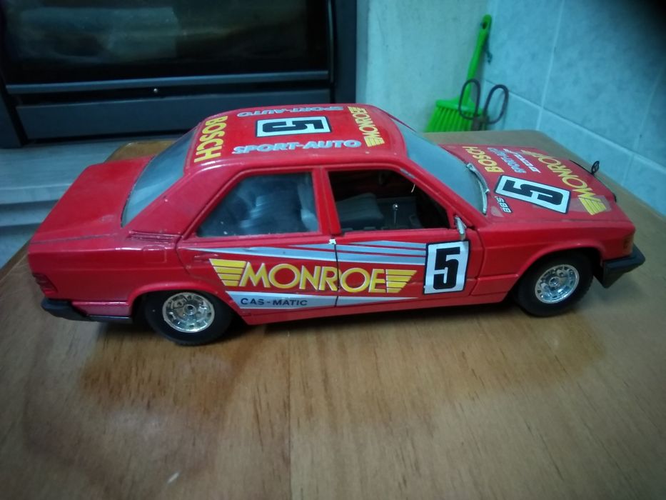 Burago - Mercedes 190 E 1/25