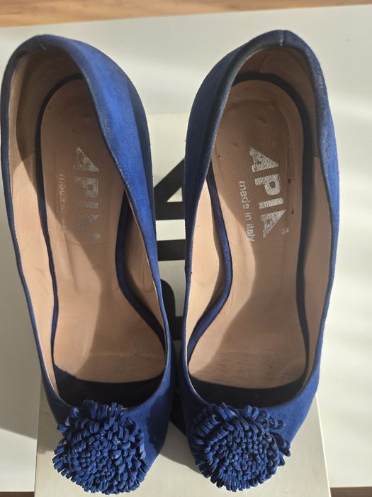 Włoskie, skórzane buty na obcasie Apia