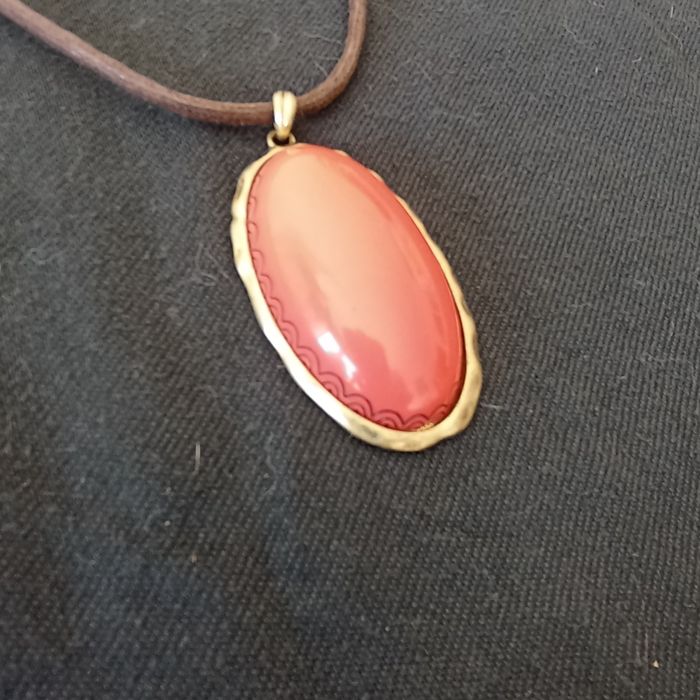 Colar com pingente grande