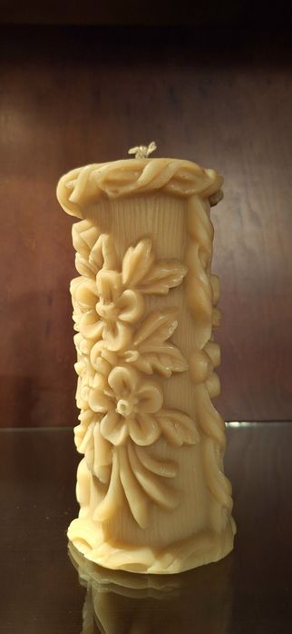 Duża świeca z naturalnego wosku pszczelego 19 cm.