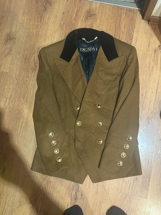 Dwurzedowa Elegancka marynarka Escada