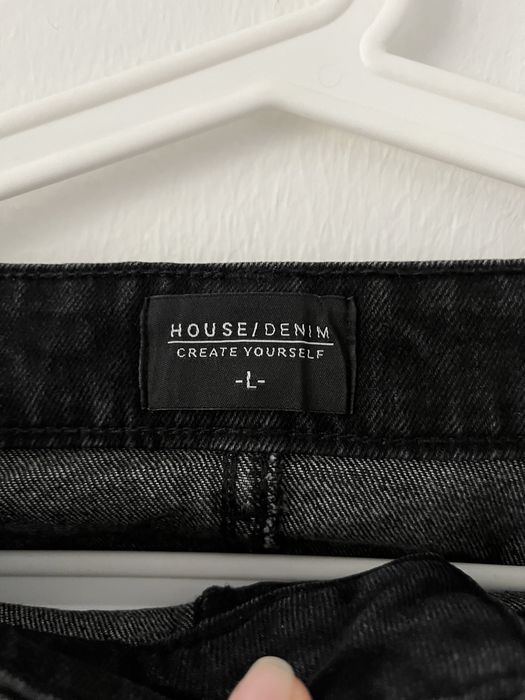 Czarna jeansowa spódniczka mini