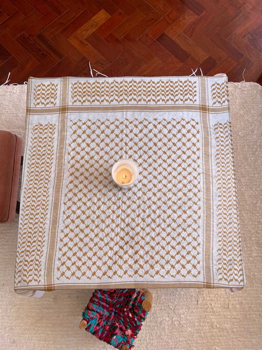 Mesa baixa quadrada de ferro e tampo de vidro