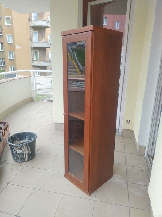 Witryna z przeszklonym frontem