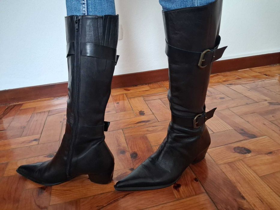 Botas em pele pretas