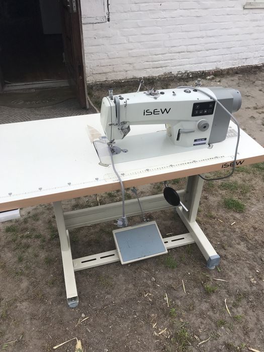 Продам швейну машинку