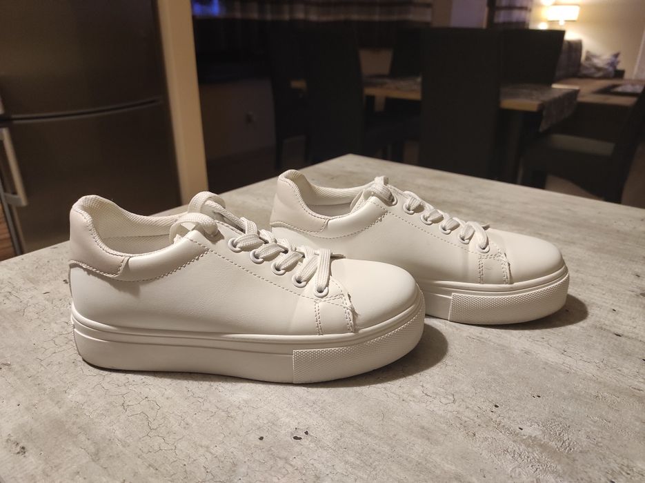 Sprzedam białe sneakersy