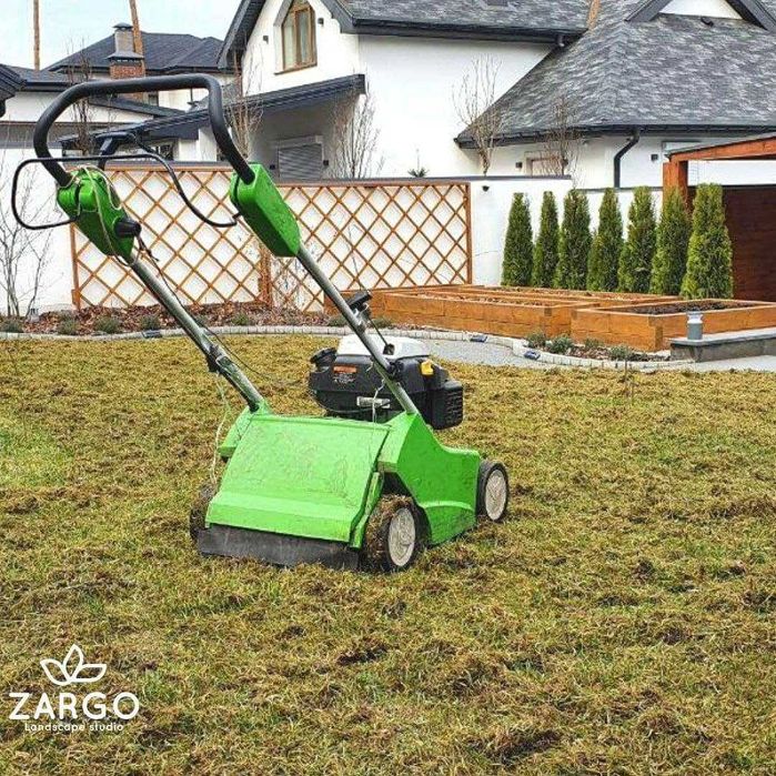 Догляд за садом. Покос газона. Підживлення/обробка рослин та газону
